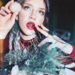 Hayal Köseoğlu Instagram – Evde sıkılıp tezgahı kurmuşumdur. Pastoral meets modern. Kompozisyon hakkında hiçbir fikrim yok. 🍳🥚🌹🌿 #selfphotoshoot