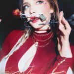 Hayal Köseoğlu Instagram – Evde sıkılıp tezgahı kurmuşumdur. Pastoral meets modern. Kompozisyon hakkında hiçbir fikrim yok. 🍳🥚🌹🌿 #selfphotoshoot