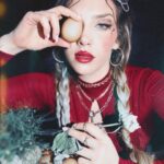 Hayal Köseoğlu Instagram – Evde sıkılıp tezgahı kurmuşumdur. Pastoral meets modern. Kompozisyon hakkında hiçbir fikrim yok. 🍳🥚🌹🌿 #selfphotoshoot