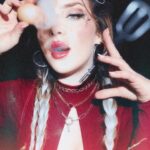 Hayal Köseoğlu Instagram – Evde sıkılıp tezgahı kurmuşumdur. Pastoral meets modern. Kompozisyon hakkında hiçbir fikrim yok. 🍳🥚🌹🌿 #selfphotoshoot
