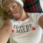 Hayal Köseoğlu Instagram - 2023'ün benim için en kaotik ya da anlamlı, sadece benim anlayabileceğim günlerinden selfieleri derledim #2023 postum için. Acısıyla, tatlısıyla rollercoaster gibiydi şu son 365 gün. #2024 bizi üzmüyorsun plsss, güzelliklerle gel ✨