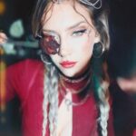 Hayal Köseoğlu Instagram – Evde sıkılıp tezgahı kurmuşumdur. Pastoral meets modern. Kompozisyon hakkında hiçbir fikrim yok. 🍳🥚🌹🌿 #selfphotoshoot