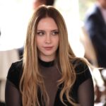 Hayal Köseoğlu Instagram – Kafanda kırk bin tilki mi Damlişko? Akşam görüşürüz ✨✨✨✨✨ #HudutsuzSevda #Damla