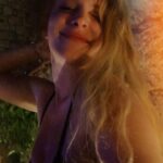 Hayal Köseoğlu Instagram - "Kendin ol başkaları çoktan kapıldı" - Oscar Wilde. Oscar Wilde'ın İrlandalı olduğunu biliyor muydunuz? Belli. Ben de İrlanda ruhunu taşıyorum. Her zaman kendim olmayı, özgün olmayı ve coşkuyu seçiyorum. 🍀