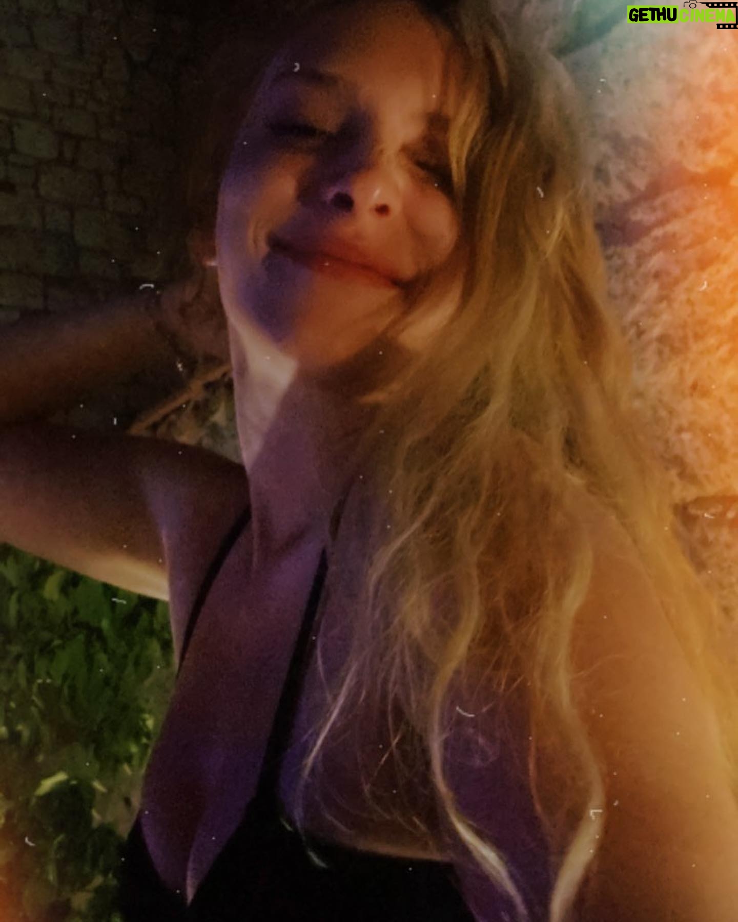 Hayal Köseoğlu Instagram - "Kendin ol başkaları çoktan kapıldı" - Oscar Wilde. Oscar Wilde'ın İrlandalı olduğunu biliyor muydunuz? Belli. Ben de İrlanda ruhunu taşıyorum. Her zaman kendim olmayı, özgün olmayı ve coşkuyu seçiyorum. 🍀
