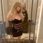 Hayal Köseoğlu Instagram - Dün ilk defa her parçasını kendi oluşturduğum, kendi boyadığım, kendi yarattığım bir şeyle, çok çok güzel gözükme amacının dışında bir istek ve kendimi ifade etme coşkusuyla katıldım geceye. Evet, belki kesinlikle en şık, en stil sahibi ben değildim agdjkf ama kendimi çok iyi hissettim. İfade edebilmek önemli ama ifade yöntemi oturana, hatta kusursuzlaşana kadar hata yapma, "en iyisi" olmama, becerememe özgürlüğünü kendine vermek de çok önemli. İnsan böyle gelişiyor ve hayal ederken kendini hata yapma kaygısından uzakken serbest bırakabiliyor. Üzerimde akrilik boyayla "eating disorders are not cool" yazıyor. (yeme bozuklukları havalı değildir) Çünkü ne kadar inkar etsek de "bugün hiçbir şey yemedim ya" demenin sapkın bir karizması olan bir dünyada yaşıyoruz. Kendim uzun süre beden dismorfik bozukluğu ve kısa süre blumiayla mücadele etmiş bir insan olarak bunu üzerimde taşımak benim için kıymetliydi ve yaptım. Geceye uygun olsun diye de üzerine bir takım payetler ve simli biye ekledim ahdjf. Ve ne olursa olsun kendimi çok iyi hissettim. Tarz olmak, rüküş olmak, güzel olmak, çirkin olmak yerine yaratıcılığı, cesareti ve özgürlüğü hissettim dün gece. Bu, küçük Hayalciğe teşekkür postudur. Hep kafanın dikine gittin, hep de gitmeye devam et. Yol orası. ✨✨✨✨❤️‍🔥 (Allah menajerlerime sabır versin absjdk @balkanliecem @berzeyy @belkisglcn @yasef.82.90 @bulentipek @seenacakan) #ElleStyleAwards2023