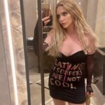 Hayal Köseoğlu Instagram - Dün ilk defa her parçasını kendi oluşturduğum, kendi boyadığım, kendi yarattığım bir şeyle, çok çok güzel gözükme amacının dışında bir istek ve kendimi ifade etme coşkusuyla katıldım geceye. Evet, belki kesinlikle en şık, en stil sahibi ben değildim agdjkf ama kendimi çok iyi hissettim. İfade edebilmek önemli ama ifade yöntemi oturana, hatta kusursuzlaşana kadar hata yapma, "en iyisi" olmama, becerememe özgürlüğünü kendine vermek de çok önemli. İnsan böyle gelişiyor ve hayal ederken kendini hata yapma kaygısından uzakken serbest bırakabiliyor. Üzerimde akrilik boyayla "eating disorders are not cool" yazıyor. (yeme bozuklukları havalı değildir) Çünkü ne kadar inkar etsek de "bugün hiçbir şey yemedim ya" demenin sapkın bir karizması olan bir dünyada yaşıyoruz. Kendim uzun süre beden dismorfik bozukluğu ve kısa süre blumiayla mücadele etmiş bir insan olarak bunu üzerimde taşımak benim için kıymetliydi ve yaptım. Geceye uygun olsun diye de üzerine bir takım payetler ve simli biye ekledim ahdjf. Ve ne olursa olsun kendimi çok iyi hissettim. Tarz olmak, rüküş olmak, güzel olmak, çirkin olmak yerine yaratıcılığı, cesareti ve özgürlüğü hissettim dün gece. Bu, küçük Hayalciğe teşekkür postudur. Hep kafanın dikine gittin, hep de gitmeye devam et. Yol orası. ✨✨✨✨❤️‍🔥 (Allah menajerlerime sabır versin absjdk @balkanliecem @berzeyy @belkisglcn @yasef.82.90 @bulentipek @seenacakan) #ElleStyleAwards2023