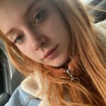 Hayal Köseoğlu Instagram - 2023'ün benim için en kaotik ya da anlamlı, sadece benim anlayabileceğim günlerinden selfieleri derledim #2023 postum için. Acısıyla, tatlısıyla rollercoaster gibiydi şu son 365 gün. #2024 bizi üzmüyorsun plsss, güzelliklerle gel ✨