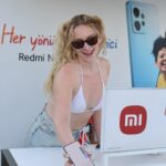 Hayal Köseoğlu Instagram - Bu haftasonu Xiaomi Kite Cup'ı izlemek için @xiaomi.turkiye'nin davetlisiydim. 🧚🏻🌊💥💥 İzlemesi aşırı keyifli ve heyecanlıydı. Yarışma sonrasında da Xiaomi'nin düzenlediği sunset partyde saatlerce dans edip çok eğlendik! ☀️☀️ Xiaomi Lounge'da bulunan deneyim alanında da #RedmiNote12Serisi'ni deneyimledim. 💓#HerYönüyleEtkileyici #işbirliği