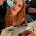 Hayal Köseoğlu Instagram - 2023'ün benim için en kaotik ya da anlamlı, sadece benim anlayabileceğim günlerinden selfieleri derledim #2023 postum için. Acısıyla, tatlısıyla rollercoaster gibiydi şu son 365 gün. #2024 bizi üzmüyorsun plsss, güzelliklerle gel ✨