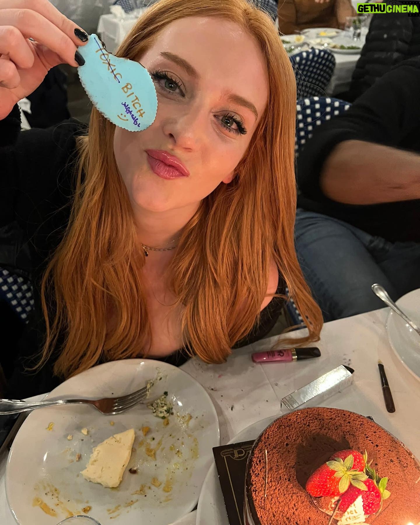 Hayal Köseoğlu Instagram - 2023'ün benim için en kaotik ya da anlamlı, sadece benim anlayabileceğim günlerinden selfieleri derledim #2023 postum için. Acısıyla, tatlısıyla rollercoaster gibiydi şu son 365 gün. #2024 bizi üzmüyorsun plsss, güzelliklerle gel ✨