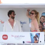 Hayal Köseoğlu Instagram - Bu haftasonu Xiaomi Kite Cup'ı izlemek için @xiaomi.turkiye'nin davetlisiydim. 🧚🏻🌊💥💥 İzlemesi aşırı keyifli ve heyecanlıydı. Yarışma sonrasında da Xiaomi'nin düzenlediği sunset partyde saatlerce dans edip çok eğlendik! ☀️☀️ Xiaomi Lounge'da bulunan deneyim alanında da #RedmiNote12Serisi'ni deneyimledim. 💓#HerYönüyleEtkileyici #işbirliği