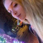 Hayal Köseoğlu Instagram - 2023'ün benim için en kaotik ya da anlamlı, sadece benim anlayabileceğim günlerinden selfieleri derledim #2023 postum için. Acısıyla, tatlısıyla rollercoaster gibiydi şu son 365 gün. #2024 bizi üzmüyorsun plsss, güzelliklerle gel ✨