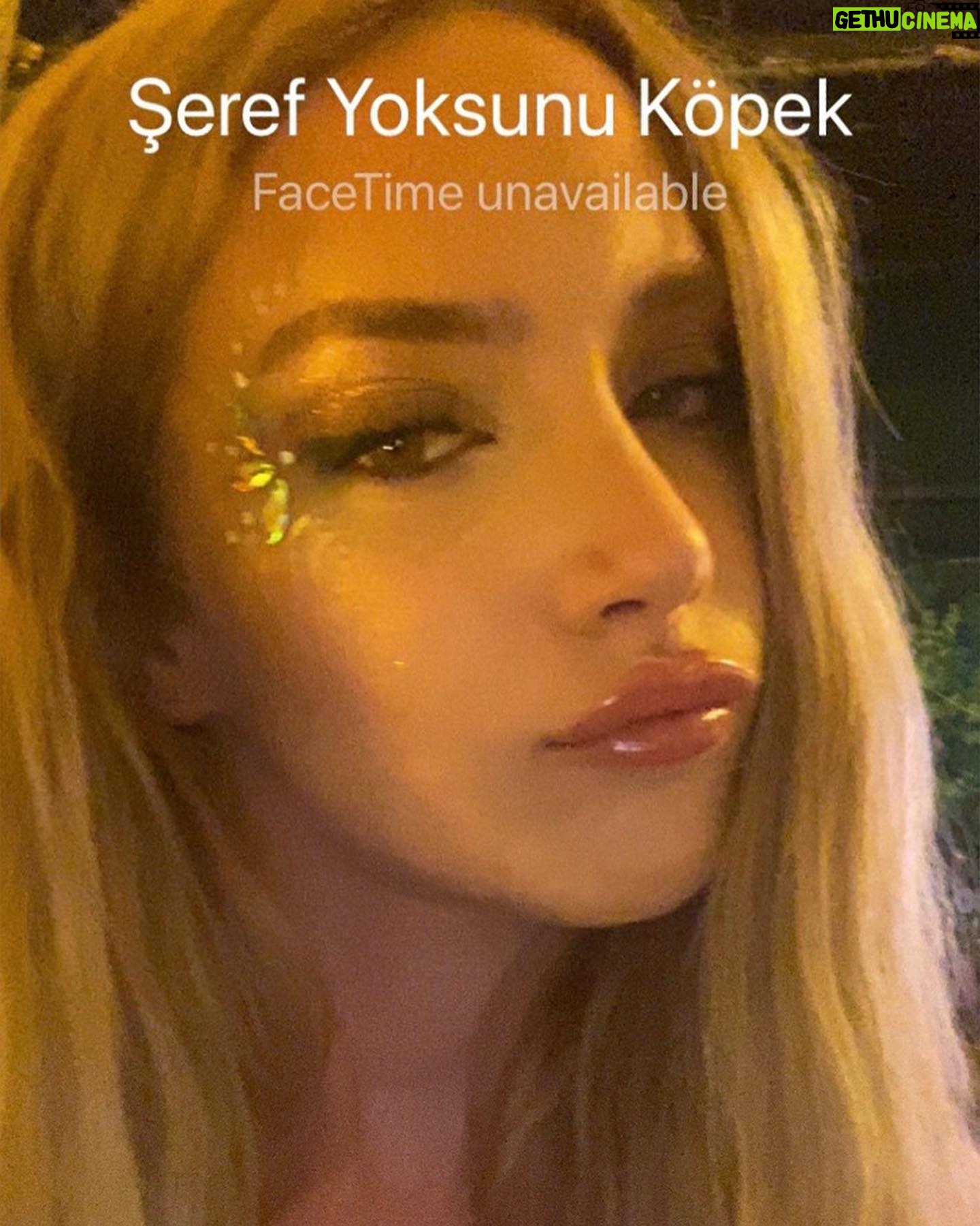 Hayal Köseoğlu Instagram - 2023'ün benim için en kaotik ya da anlamlı, sadece benim anlayabileceğim günlerinden selfieleri derledim #2023 postum için. Acısıyla, tatlısıyla rollercoaster gibiydi şu son 365 gün. #2024 bizi üzmüyorsun plsss, güzelliklerle gel ✨