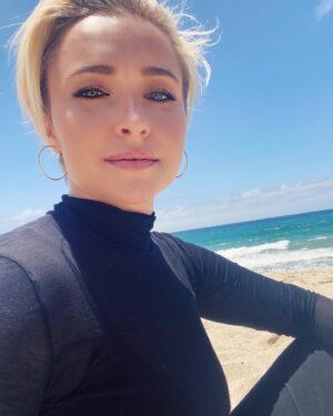 Hayden Panettiere Instagram - Glad I got to breathe in the fresh air and take my mask off for a min. while no was was around. Otherwise I’m in one all the time! Brought a little NY fashion to the beach which is y I look like I’m going to a funeral 😂