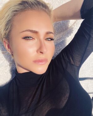 Hayden Panettiere Instagram - Hello everyone! Finally posting publicly. Hope everyone is staying healthy and safe 🙏🏼🙏🏽🙏🏾🙏🏿