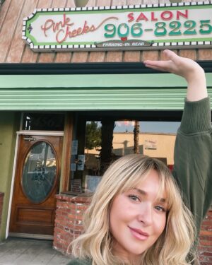 Hayden Panettiere Instagram - My go to place since I was a teenager! Cindy’s the owner and my go to girl! Her girls and Cindy herself always make me feel fresh, new and beautiful every time I see them! They’re my secret weapon 🏵 #PinkCheeks #Cindy Check out what they have to offer ☺️🙌🏼