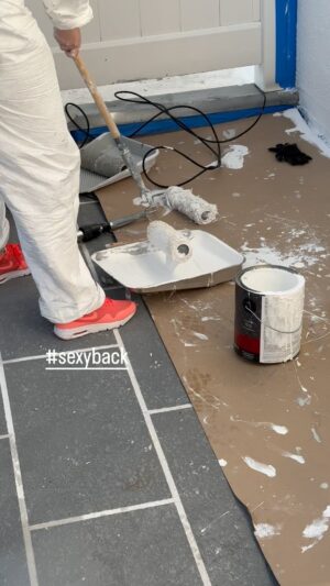 Hayden Panettiere Instagram - Bringing Sexy Back in my $1.99 suit from Ace Hardware.  Girls can do construction too!! #sexyback #construction #painting