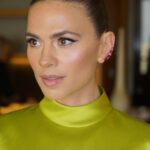 Hayley Atwell Instagram – Green dream machine 🍏💚🔫 Styling @rosefordestudio  Dress @carolinaherrera 
Jewellery @garrard 
Shoes @louboutinworld  Hair: @dayaruci  Make-up: @naokoscintu  #missionworldtour