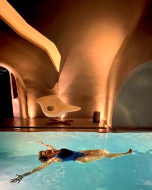 Hayley Atwell Instagram - Villa no. 4 @kivotossantorini is a seductive, cavernous dwelling built into the edge of the caldera where mid-century modernism meets ancient Cycladic charm. The lights dance from orange to purple and green and music travels through each curved room. 🇬🇷