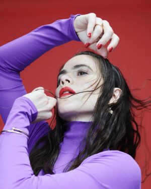 Hayley Atwell Instagram - Loved the creativity of this shoot. the Glass is pure class! Read the interview on Monday💗
Photographer: @jasonhetheringtonstudios
Stylist: @stephwilsonstylist
Make up: @kennethsohmakeup
Hair: @dayaruci using @virtuelabs
Manicurist: @lucytuckernails using @diorbeauty
Styling Assistant: @rosiejsykes
Talent: @wellhayley
All jewellery: @cartier
Top and coat: @roksandailincic
thank you @tapestrylondon 🤍