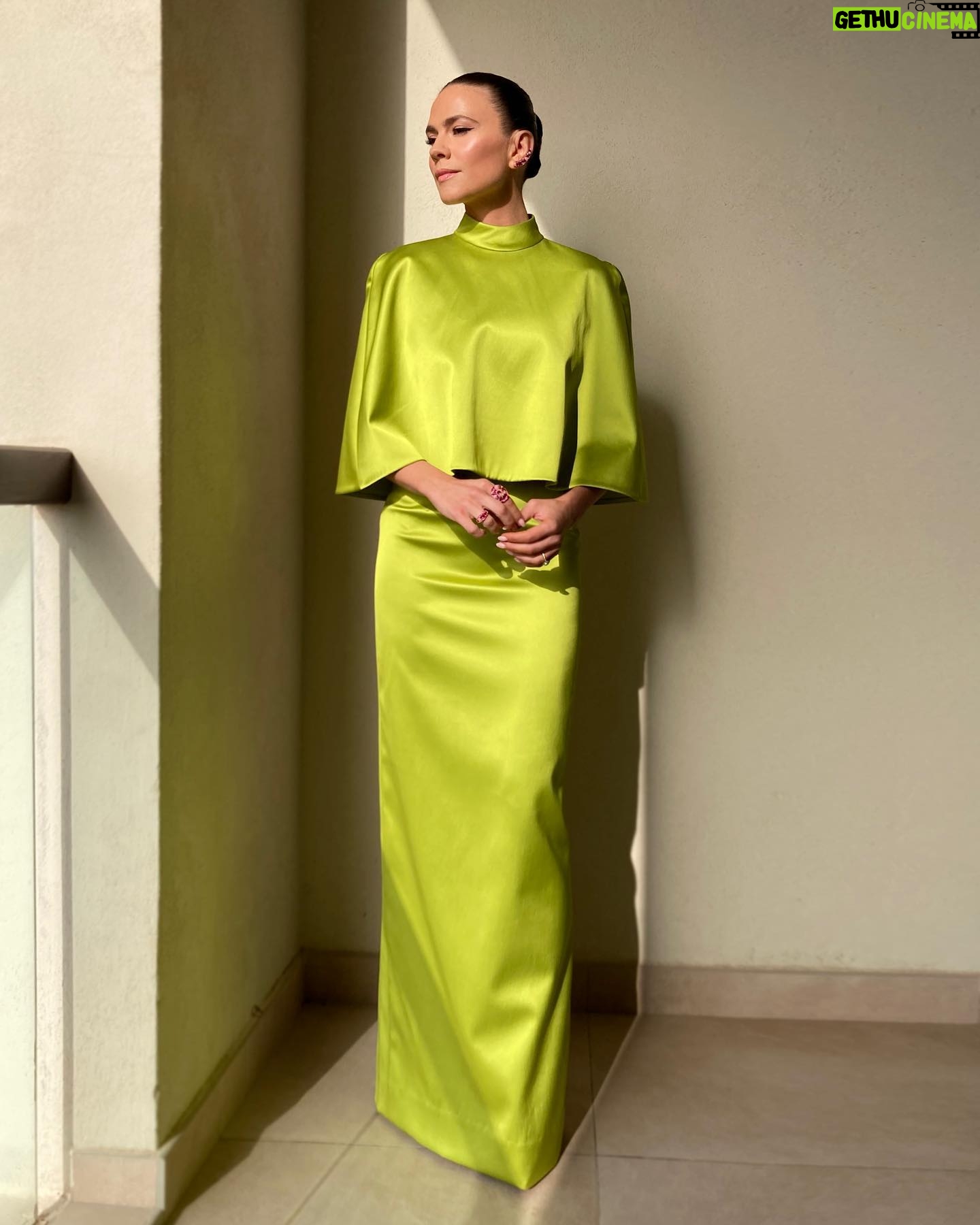 Hayley Atwell Instagram - Green dream machine 🍏💚🔫 Styling @rosefordestudio Dress @carolinaherrera Jewellery @garrard Shoes @louboutinworld Hair: @dayaruci Make-up: @naokoscintu #missionworldtour
