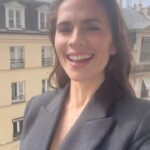 Hayley Atwell Instagram - #HayleyAtwell took #BritishVogue along with her as she got ready for @GabrielaHearst’s final @Chloe show during #ParisFashionWeek. From her water nymph-inspired glam care of @WendyRowe to a pitstop to sign autographs for fans, watch as she takes Vogue to Paris with her.