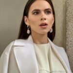 Hayley Atwell Instagram - 🤍🤎 autumnal makeup tones by @wendyrowe styled by @rosefordestudio wearing @giada_montenapoleone with tresses smoothed by @stefanbertin in the city of Milan, styled by… itself 💚🤍❤️