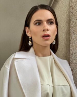 Hayley Atwell Instagram - 🤍🤎 autumnal makeup tones by @wendyrowe styled by @rosefordestudio wearing @giada_montenapoleone with tresses smoothed by @stefanbertin in the city of Milan, styled by… itself 💚🤍❤️