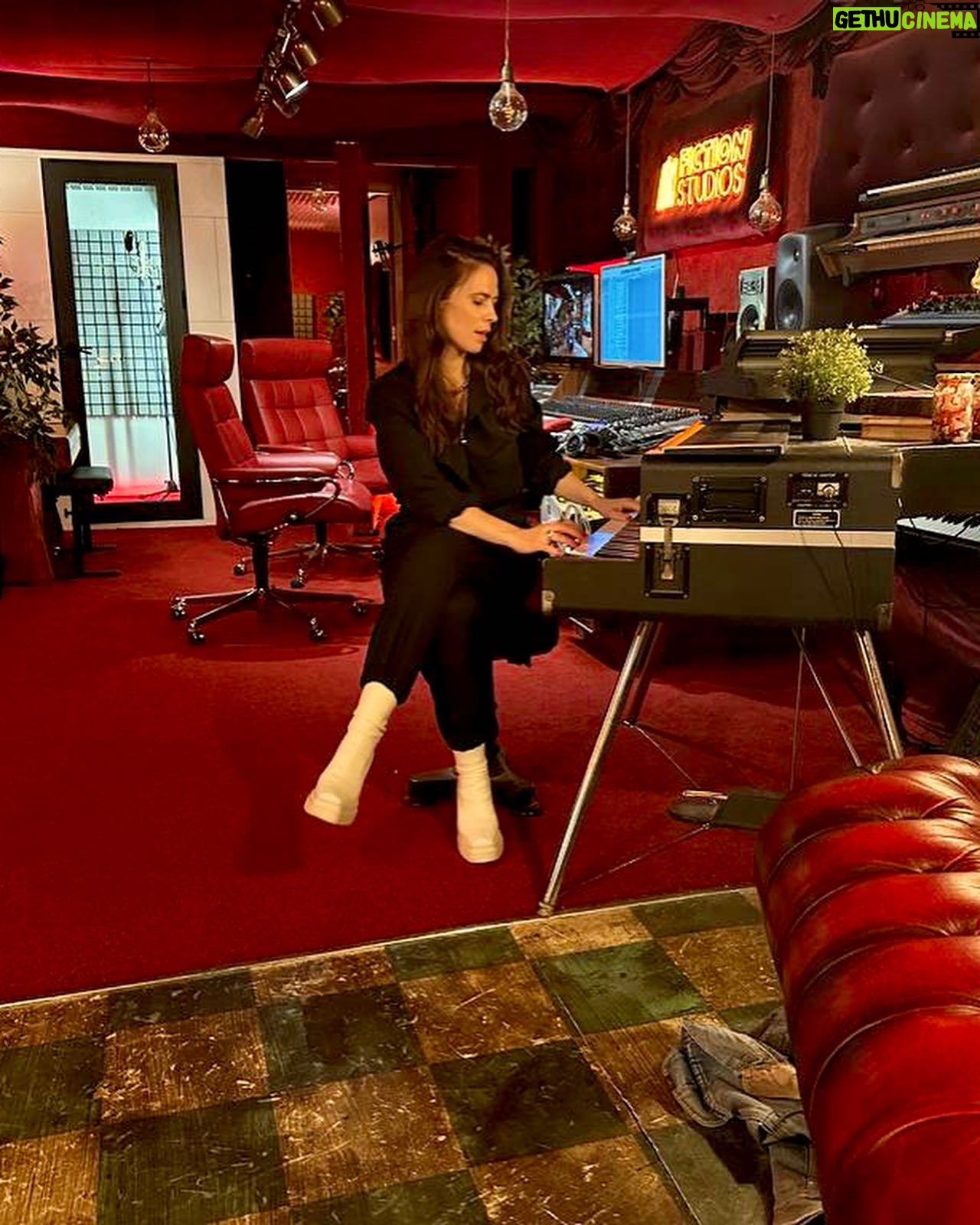 Hayley Atwell Instagram - What’s Halloween without some spooky analog synthesiser sounds, à la John Carpenter and Dario Argento? Dropped in to London’s coolest recording studio @fictionstudios to have a go at conjuring some weird and wonderful noise from another dimension… 🛸 👻 👽 🎃