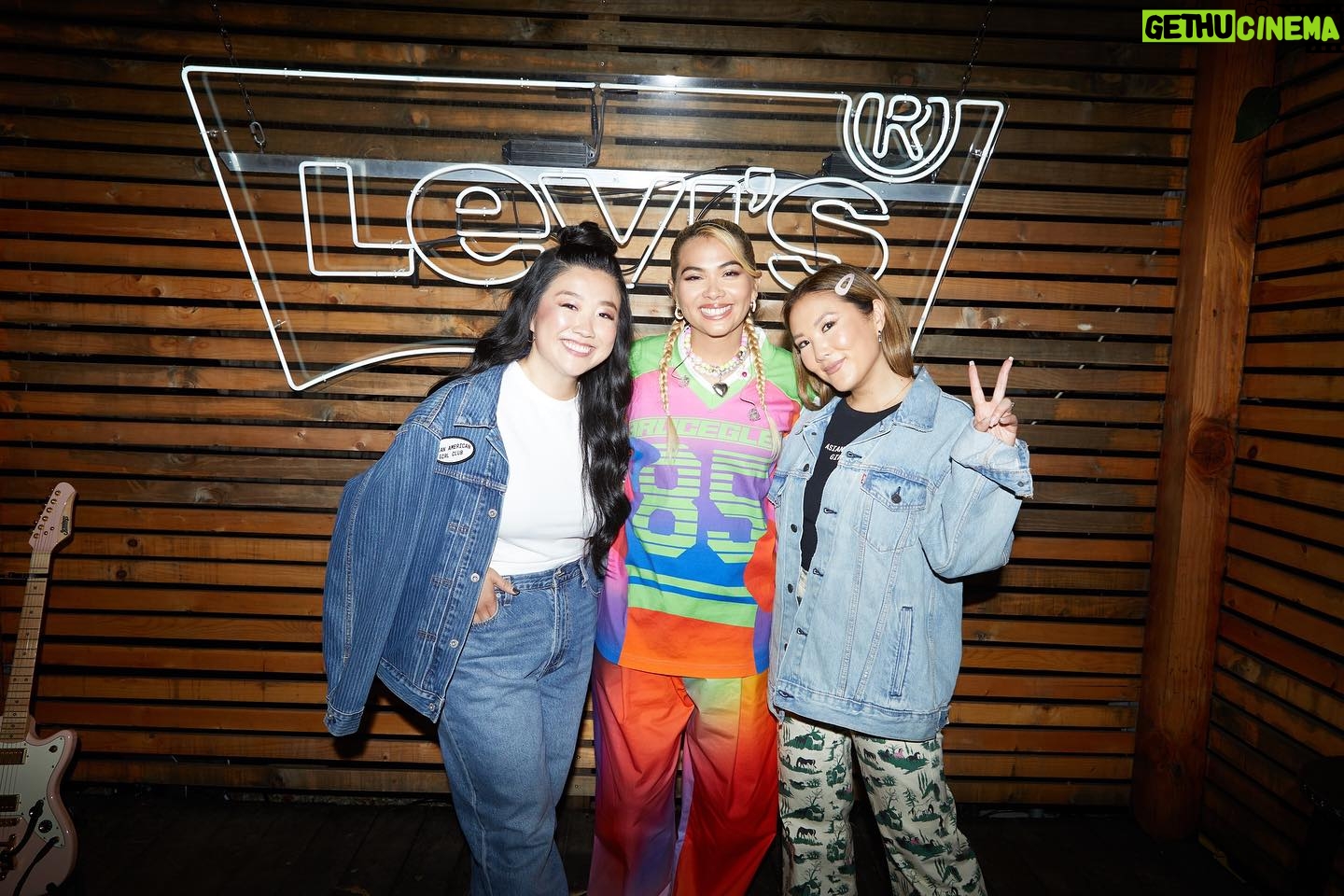 Hayley Kiyoko Instagram - Take a look at some exclusive photos from the Asian American Girl Club x Levi’s event where #HayleyKiyoko performed and participated in a Q&A to celebrate her book ‘Girls Like Girls’
