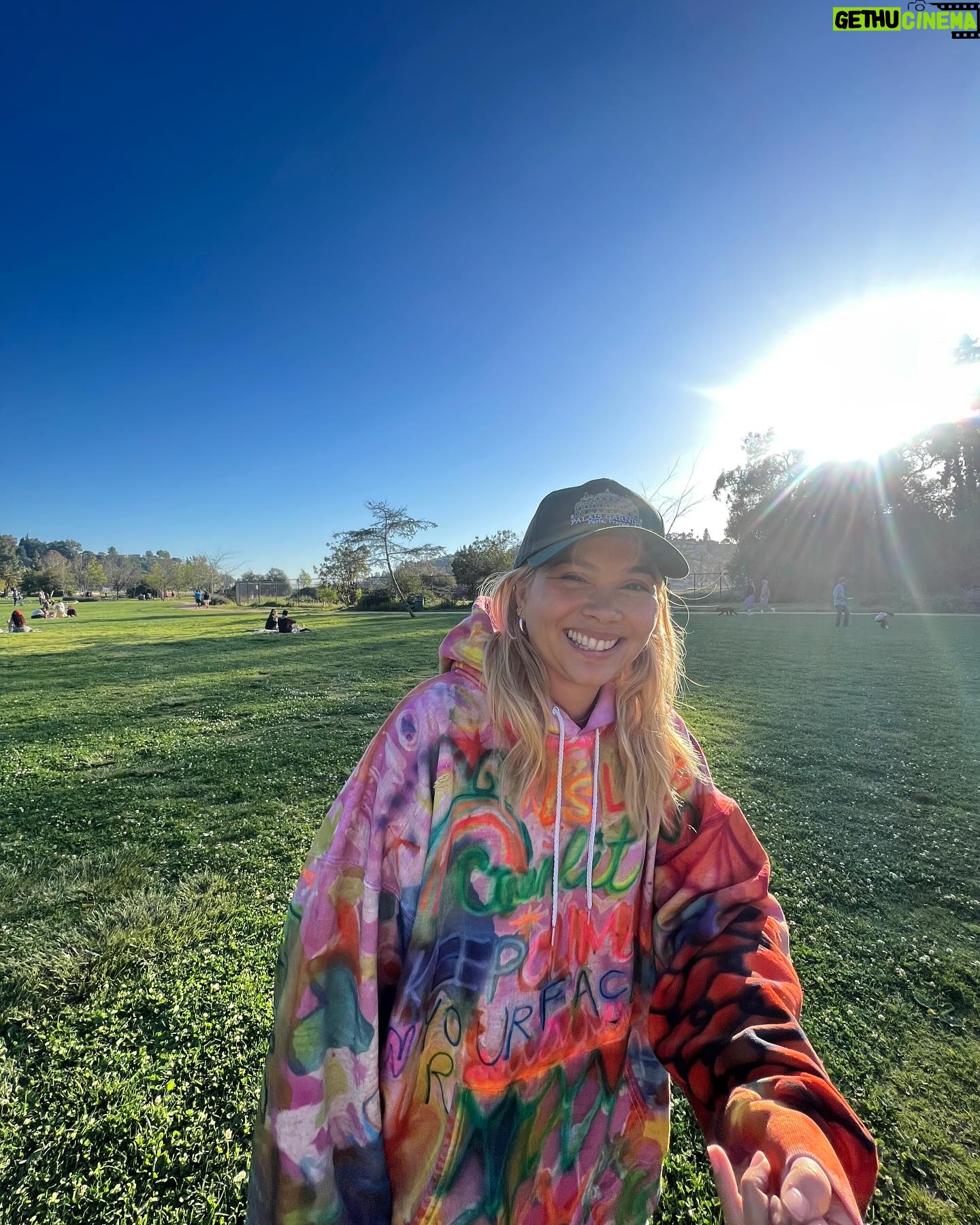Hayley Kiyoko Instagram - Grateful for another year with you all. Thank you for always supporting me and making me feel so seen. manifesting the best year yet✨🎈🌈I love you so much.