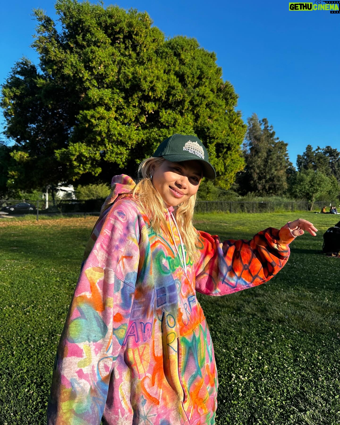 Hayley Kiyoko Instagram - Grateful for another year with you all. Thank you for always supporting me and making me feel so seen. manifesting the best year yet✨🎈🌈I love you so much.