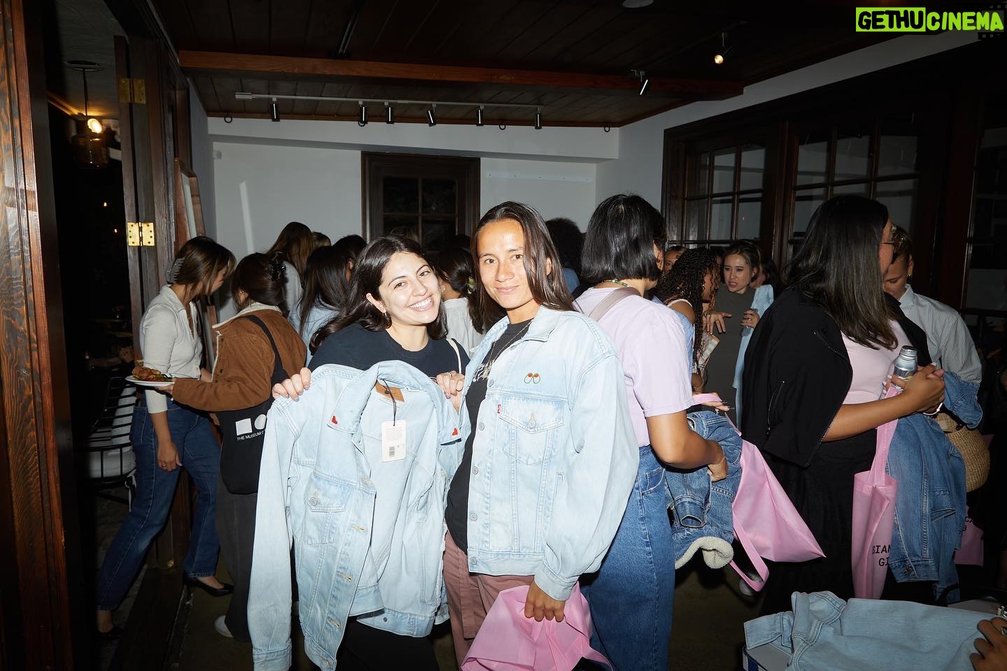 Hayley Kiyoko Instagram - Take a look at some exclusive photos from the Asian American Girl Club x Levi’s event where #HayleyKiyoko performed and participated in a Q&A to celebrate her book ‘Girls Like Girls’