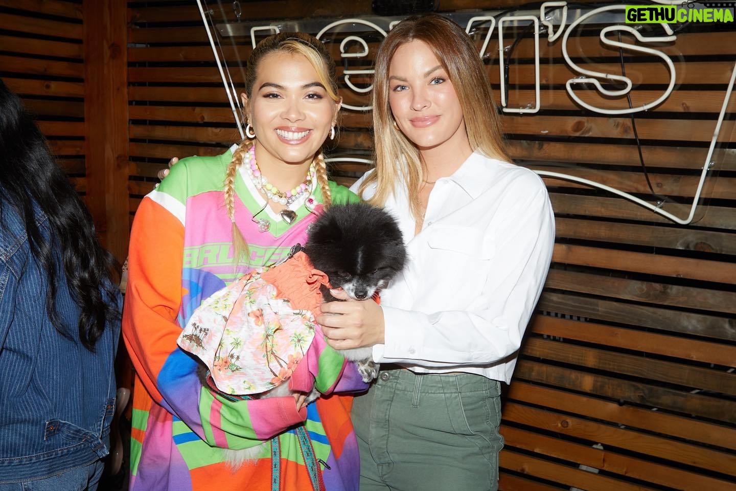 Hayley Kiyoko Instagram - Take a look at some exclusive photos from the Asian American Girl Club x Levi’s event where #HayleyKiyoko performed and participated in a Q&A to celebrate her book ‘Girls Like Girls’