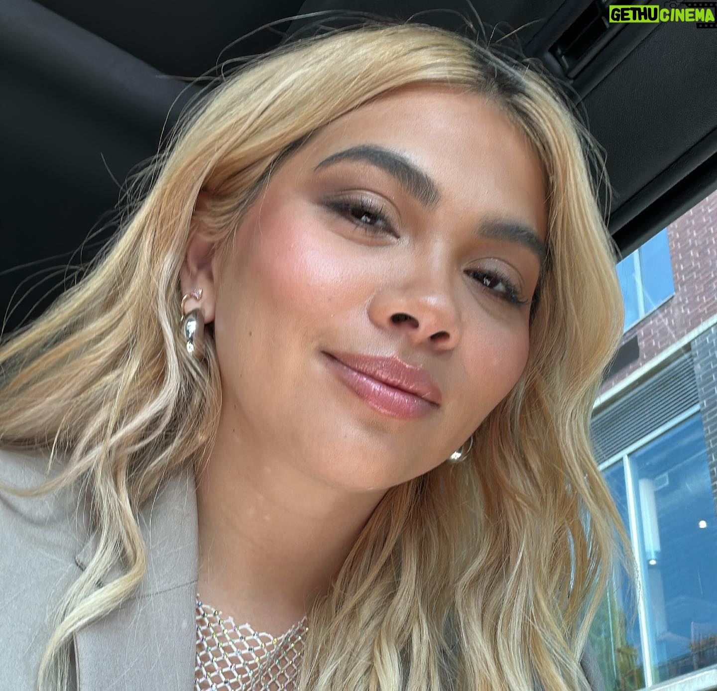 Hayley Kiyoko Instagram - OUR BOOK IS OUT!!! 😭 8 years ago, I was 24 and terrified to come out to the industry and the world. I decided to write a song and release a music video as a vehicle to express my feelings. Never in my wildest dreams did I ever think it would lead me to finding my community and my purpose. Some of the hardest years of my adolescence led me to finding strength, courage, a community, and self worth. Releasing Girls Like Girls was one of the most terrifying and yet rewarding things I have ever done in my life. Whatever you are navigating in your life, I promise you it gets better. You are capable. You are worthy. You deserve to find all things magic. Girls Like Girls is a love letter to anyone who doesn’t believe they are worthy of being loved back or that they can have a happy ending. Today, Girls Like Girls is yours. I hope it can be a support system wherever you are in your journey. Xox Hayley Slide 2- GLG hitting 500k views in 2015 Slide 3 and 4- turning in my book Slide 6- last night reading part of my acknowledgments 🥹