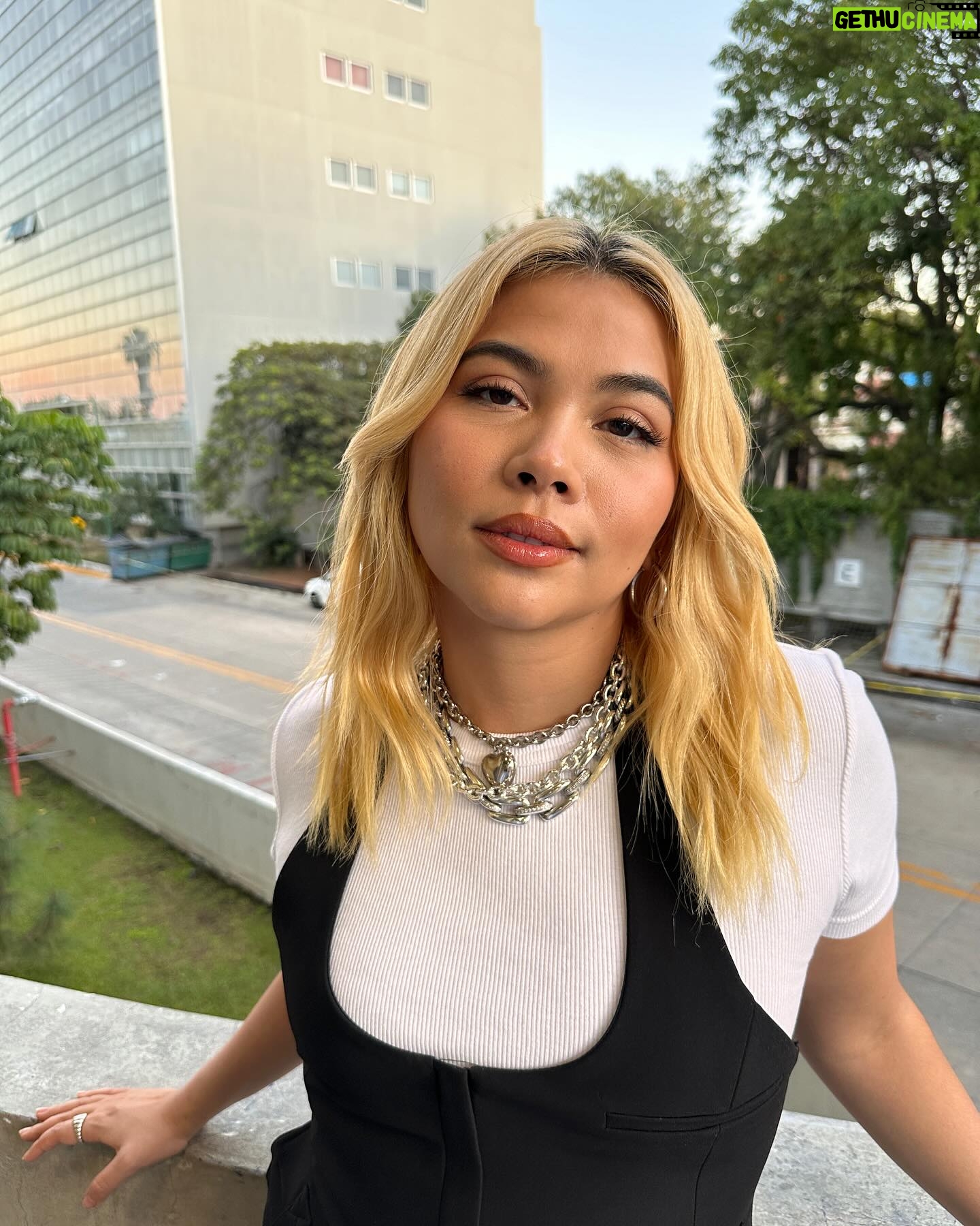 Hayley Kiyoko Instagram - I am overwhelmed with emotion. This weekend I went to Guadalajara for the first time to celebrate the Spanish release of my book ‘A Las Chicas Les Gustan Las Chicas’ having no idea what to expect. The trip started off at @filguadalajara a book festival with a sold out presentation of 800 people and a signing with almost 500 of you. Then we visited @prepa_22 where I was surprised with this massive mural made by the students. We laughed, we cried. I was met with such beauty, kindness, vulnerability and bravery from so many fans. When some of you had shared that you watched GLG the music video for the first time at 8 years old, my mind was blown. To finally meet you 8 years later, now 16 years old reading the GLG novel…I can’t begin to tell you what it means to me. Being a part of your journey has inspired me to never give up. Ever. This world can be so dark and discouraging, but there is so much light in this world. Every single one of you shine so bright and make me feel so hopeful for our future. Thank you for this boost of encouragement. My dream is to be able to tour Mexico one day and I can’t wait to see you again. I thought I was going to Guadalajara but I was quickly corrected by all of you that it is actually GAYDALAJARA 🌈🇲🇽😘 Te quiero mucho