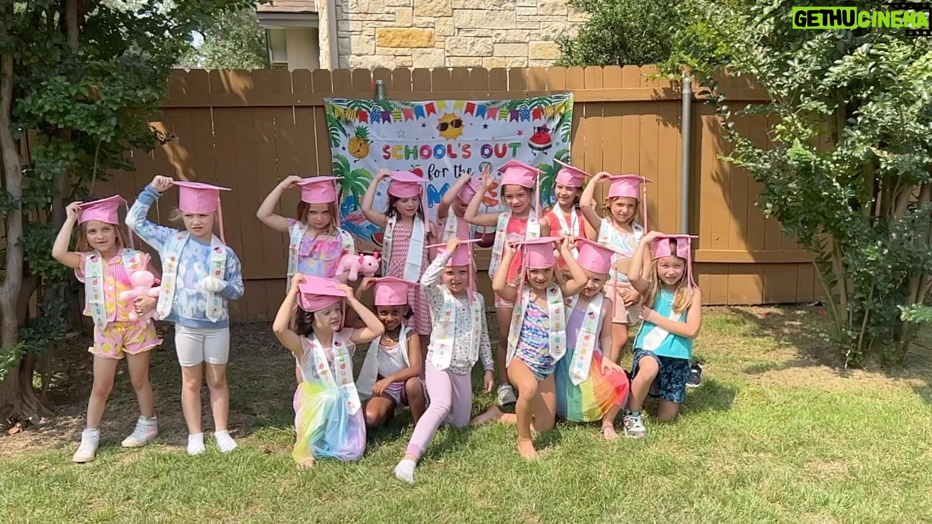 Haylie Duff Instagram - So proud of these adorable kinder gals! What a special @girlscouts troop! 🍪🩷✨ Kinder year is done!