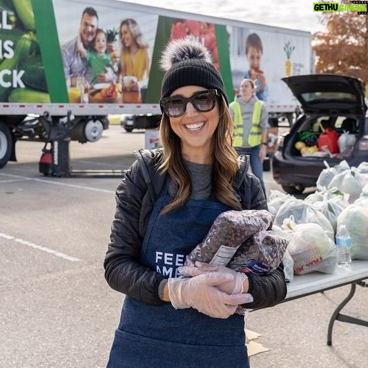 Haylie Duff Instagram - @feedingamerica ♥️ Doing for others is the greatest gift you can give this holiday season!