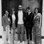 Hazal Subaşı Instagram - Çiçek gibi bi ekip🍾🤍 #Başlangıçlar #Inpaintings @istanbulfilmfestivali_