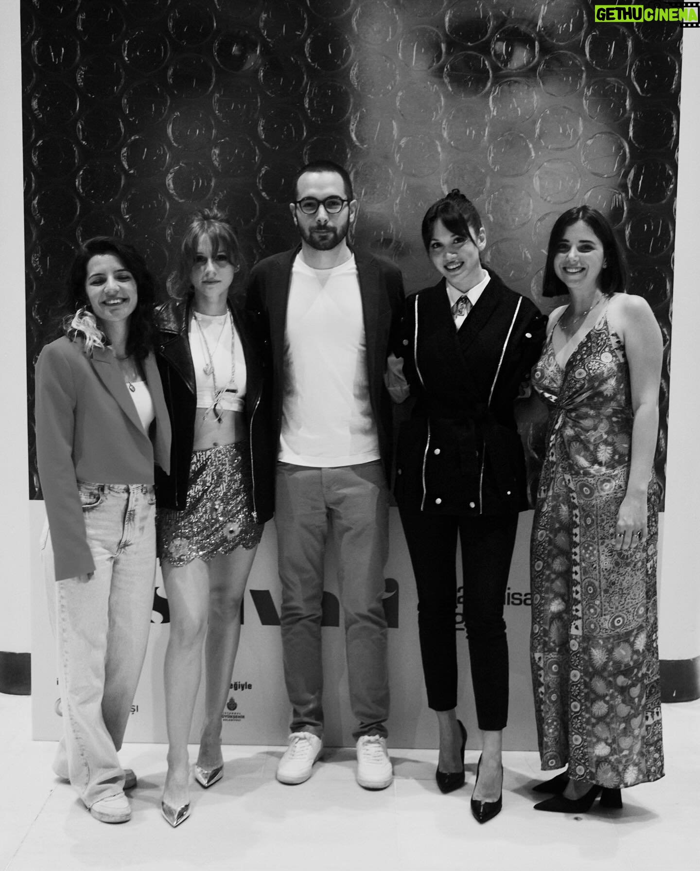 Hazal Subaşı Instagram - Çiçek gibi bi ekip🍾🤍 #Başlangıçlar #Inpaintings @istanbulfilmfestivali_