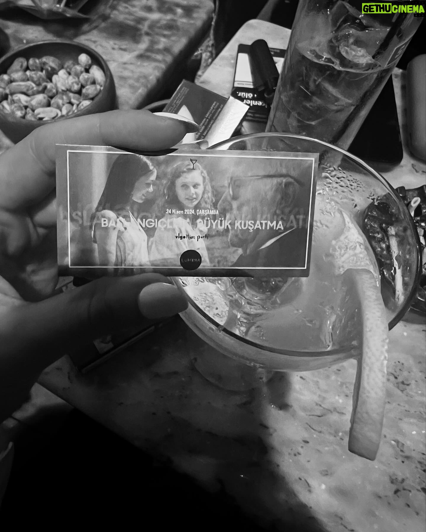 Hazal Subaşı Instagram - Çiçek gibi bi ekip🍾🤍 #Başlangıçlar #Inpaintings @istanbulfilmfestivali_