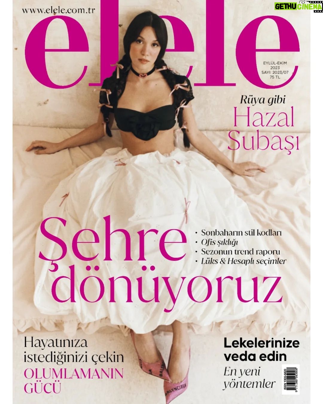 Hazal Subaşı Instagram - Masalları andıran rotasında kısa, varış noktasında ise onu bekleyen büyük hedefler var. Hayallere uzanan rüya gibi bu yolculuğun başrolündeki #HazalSubaşı (@hazalsubasii) sakin ve sağlam adımlarla her geçen gün yıldızını parlatıyor ve kendi hikayesini kendi kurallarıyla yazıyor. Gerçek bir rüyaya hoş geldiniz. #eleledergisi sonbahar sayısı çıktı! Yayın Direktörü: @k.ferhankaya Genel Yayın Yönetmeni: @ceyda_gunsur Röportaj: @baliskan Fotoğraf: @ermanistahli Styling: @billge Saç: @mertcan.pekguzel Makyaj: @aslibilge Fotoğraf Asistanları: @esrantopal, @talhaelmass, @mehmetcagriyilmaz Styling Asistanları: @baristasd, @ecenilnil Makyaj Asistanı: @belizar Video: @3bfilmart @talentomenajerlik