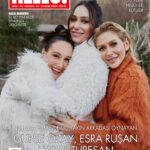 Hazal Türesan Instagram - Nulook imzalı ‘Lohusa’ filminde neler olduğunu anlamak için yeni yılın ilk sayısında filmin oyuncularından Gupse Özay, Esra Ruşan ve Hazal Türesan ile bir araya geldik. Onların çekimdeki hallerini, mimiklerini ve atışmalarını izlemek, yaptıkları filmin bir önizlemesiydi adeta. Ancak birbirinin kalp dilini çözmüş insanların kurabileceği bir iletişim hızında -bazen bizim asla yakalayamadığımız- art arda esprilerle gün boyu tüm ekibe neşe ve pozitif enerji saçtılar. Aynı eğlenceli ruhu 19 Ocak itibariyle sinema salonuna gidenlerin de yakalayacağına eminiz! #lohusa @gupseo @esrarusann @painofkermit @nulookofficial @hellodergisi Bugün çıkan sayımızı bayiilerden ve dergiburda.com'dan alabilir, trendyol, n11 ve hepsiburada'dan sipariş verebilirsiniz. Röportaj: @meldanar13 Fotoğraf: @jiyankizilboga Styling: @ibrahimduman.id Koordinasyon: @sinemkin Saç: @akinunalofficiall Makyaj: @melisilkkilic Fotoğraf asistanları: Doğa Sucu, Çağrı Yılmaz, Sanem Özman Styling asistanları: Başak Varol, Nida Kuşdoğan Makyaj asistanı: Katibe Aydın İletişim @bernaylafem Mekan:@sanamekan