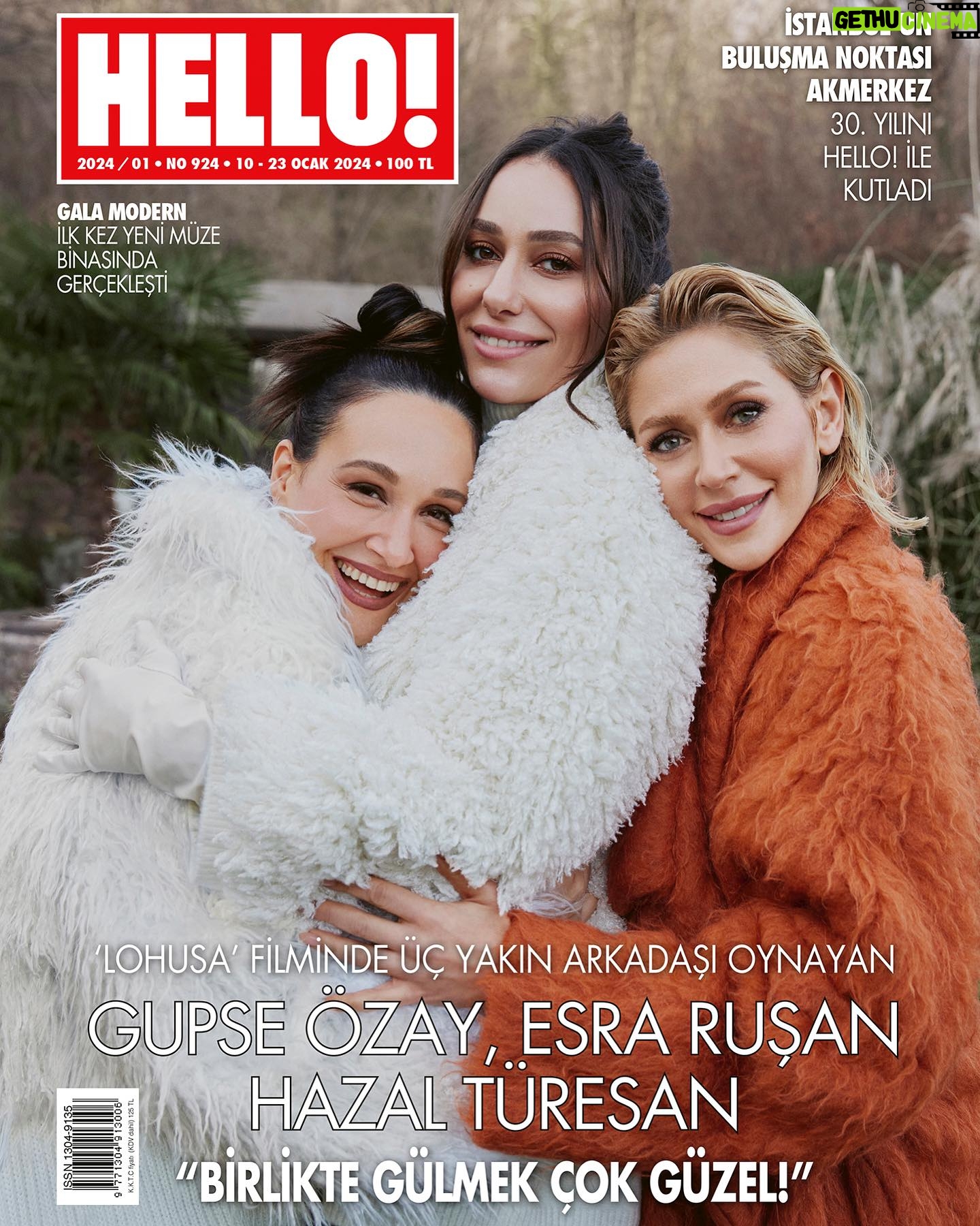 Hazal Türesan Instagram - Nulook imzalı ‘Lohusa’ filminde neler olduğunu anlamak için yeni yılın ilk sayısında filmin oyuncularından Gupse Özay, Esra Ruşan ve Hazal Türesan ile bir araya geldik. Onların çekimdeki hallerini, mimiklerini ve atışmalarını izlemek, yaptıkları filmin bir önizlemesiydi adeta. Ancak birbirinin kalp dilini çözmüş insanların kurabileceği bir iletişim hızında -bazen bizim asla yakalayamadığımız- art arda esprilerle gün boyu tüm ekibe neşe ve pozitif enerji saçtılar. Aynı eğlenceli ruhu 19 Ocak itibariyle sinema salonuna gidenlerin de yakalayacağına eminiz! #lohusa @gupseo @esrarusann @painofkermit @nulookofficial @hellodergisi Bugün çıkan sayımızı bayiilerden ve dergiburda.com'dan alabilir, trendyol, n11 ve hepsiburada'dan sipariş verebilirsiniz. Röportaj: @meldanar13 Fotoğraf: @jiyankizilboga Styling: @ibrahimduman.id Koordinasyon: @sinemkin Saç: @akinunalofficiall Makyaj: @melisilkkilic Fotoğraf asistanları: Doğa Sucu, Çağrı Yılmaz, Sanem Özman Styling asistanları: Başak Varol, Nida Kuşdoğan Makyaj asistanı: Katibe Aydın İletişim @bernaylafem Mekan:@sanamekan