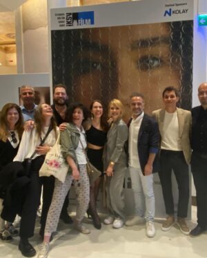 Hazal Türesan Instagram - Aşığım sana @bildigingibidegilfilm ❤️ ebek