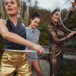 Hazal Türesan Instagram - O halde 1M nin coşkusuyla gelsin aşırı eğlendiğimiz günün #tb si Lav yu görlz @esrarusann @gupseo ❤️ @hellodergisi ❤️ Röportaj: @meldanar13 Fotoğraf: @jiyankizilboga Styling: @ibrahimduman.id Koordinasyon: @sinemkin Saç: @akinunalofficiall Makyaj: @melisilkkilic Fotoğraf asistanları: Doğa Sucu, Çağrı Yılmaz, Sanem Özman Styling asistanları: Başak Varol, Nida Kuşşdoğan Makyaj asistanı: Katibe Aydın