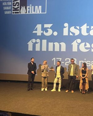 Hazal Türesan Instagram - Aşığım sana @bildigingibidegilfilm ❤️ ebek
