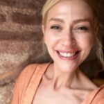 Hazal Türesan Instagram - Bir İLAYDA(İLOŞ) olma hikayesi 1. Canım yönetmenim @kbaruonu ile tanışmaya gidiyorum 2. İlk aşamayı geçtim şimdi @gupseo ile tanışmaya gidiyorum 3. @gupseo ile tanışıyorum :) 4. Aşırı seviyoruz ve bir anı fotosu çekiliyoruz (@fotocell ile bir önceki projede tanışmışız bile😍) 5. İloş olduğum haberini almışım 6. İloş😚 7. İloş😊 8. İloş😎 9. İloş😜 10. İloş’un annelik ile imtihanı 😘 Ay lav LOHUSA❤️