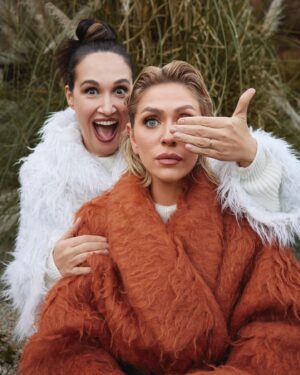 Hazal Türesan Instagram - O halde 1M nin coşkusuyla gelsin aşırı eğlendiğimiz günün #tb si
Lav yu görlz @esrarusann @gupseo ❤️
@hellodergisi ❤️ 
Röportaj: @meldanar13
Fotoğraf: @jiyankizilboga
Styling: @ibrahimduman.id
Koordinasyon: @sinemkin
Saç: @akinunalofficiall
Makyaj: @melisilkkilic
Fotoğraf asistanları: Doğa Sucu, Çağrı Yılmaz, Sanem Özman 
Styling asistanları: Başak Varol, Nida Kuşşdoğan
Makyaj asistanı: Katibe Aydın